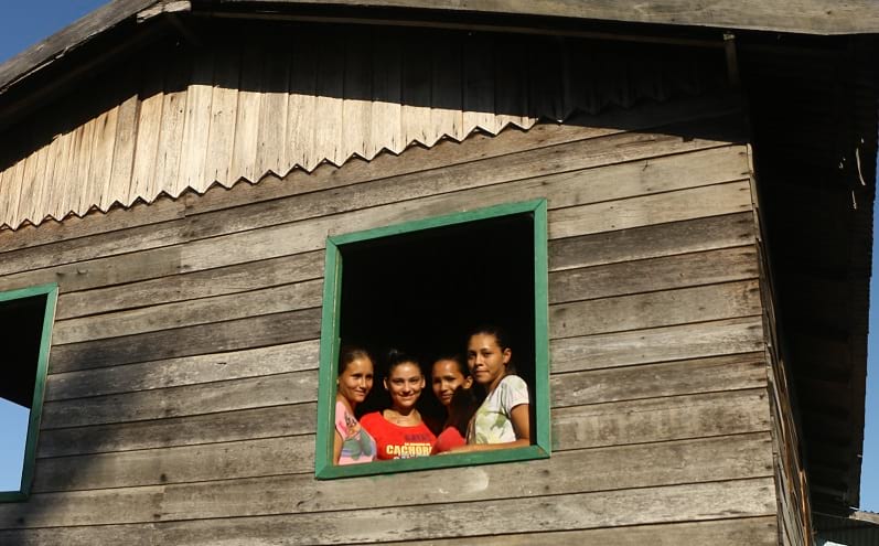 Inclusão Digital: Cinco escolas quilombolas de Oriximiná passam a ter  sistema de internet via satélite - Ecam