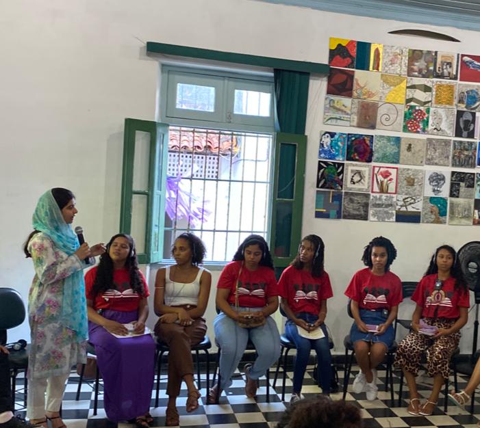 Malala conversa com meninas quilombolas da Escola Nacional da CONAQ durante visita ao Brasil