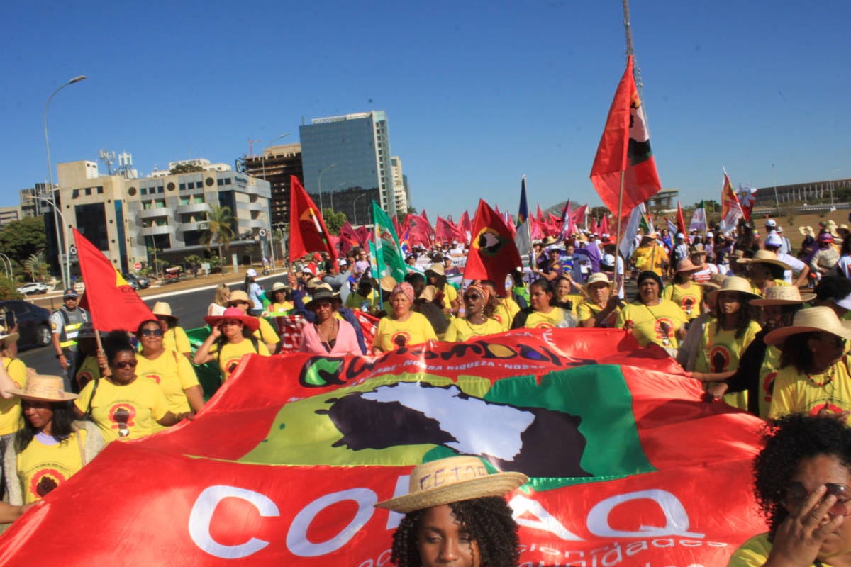 Mulheres quilombolas caminham na Marcha das Margaridas em direção ao Congresso Nacional.