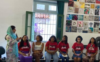 Malala conversa com meninas quilombolas da Escola Nacional da CONAQ durante visita ao Brasil